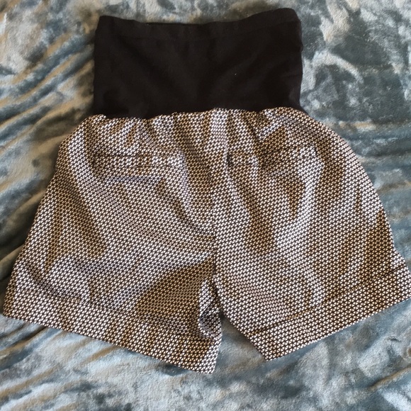 Small motherhood maternity shorts with belly band - Picture 3 of 3